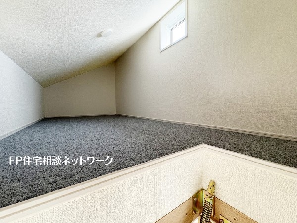 お子様の幼少期の作品や捨てられない数々の思い出の品もしっかりと収納できる小屋裏収納付き。捨てられない大切な物をまとめて収納いただける便利な空間。