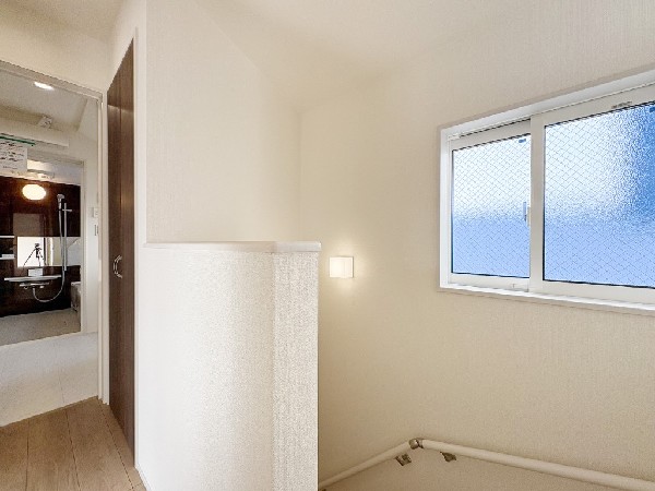 階段部分には自然の光を取り込むことの出来る、窓を配置しており明るい空間！お掃除の際には空気の換気などにも便利です。