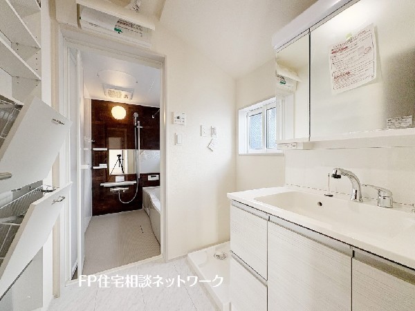 鏡の裏に収納棚を確保した三面鏡を採用。化粧品や歯ブラシなどを機能的に収納。