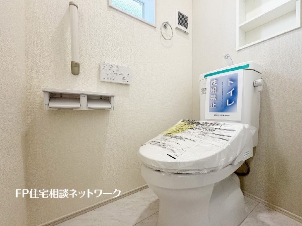 ウォシュレット、暖房便座機能付のトイレです。従来型に比べ節水効果があり、お手入れもしやすいので、家計も家事の負担も軽減してくれます。
