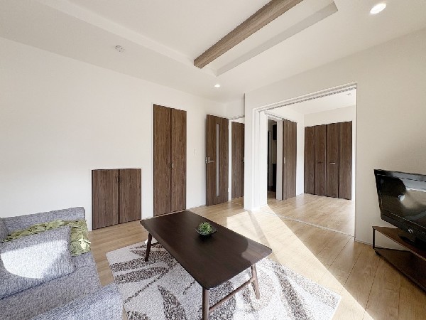 家族だんらんのスペースとなるリビング。家具の配置がしやすい広さを確保しつつ、窓が多い設計は色々な角度から光が取り込めるこだわりの間取りです。