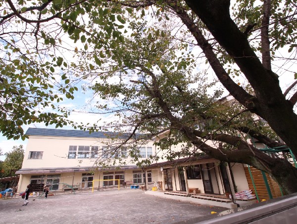 周辺環境:コマクサ幼稚園(園庭が広く子供たちがのびのびと遊ぶ事が出来る環境が整っています！周辺には商業施設が少なく、緑地が点在しており環境に恵まれています！)