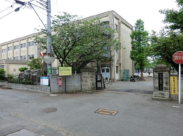 周辺環境:稲城第一小学校(明治4年創立の長沼郷学校を母体とする。現在までに1万名をこえる卒業生を送り出し、都内でも長い歴史と伝統を誇る学校です。)