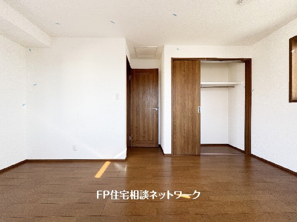 収納力が豊富な大型クローゼット。普段着やスーツはもちろんのこと、コート類などもしっかり掛けられます。奥行きもあり、部屋がスッキリしますね。