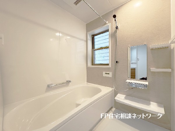 ゆったり入れる一坪バス。足を伸ばして入れるサイズは一日の疲れを癒すのに嬉しい広さ。お子様と一緒の入浴でも充分な広さです。