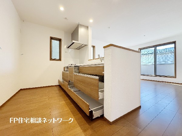 スライド収納付きのシステムキッチン。料理器具なども収納できて出し入れもスムーズ。収納量もたっぷりなので料理器具やストック調味料なども入れられる。