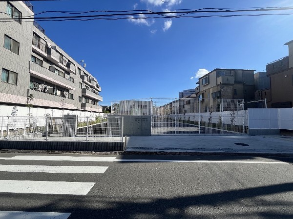 周辺環境:坂戸保育園(0歳～5歳までで定員は90人。定時は月～土の7時18時ですが20時までの延長保育有。)