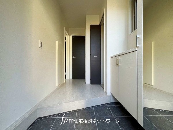 散らかりがちな玄関をスッキリと保てる玄関収納は、家の中に入る時一番最初に目に付く場所だからこだわりたい。落ち着いた色目が、室内のカラーやデザインと調和。