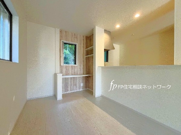 料理をしながらリビングやダイニングにいる家族と会話を楽しめるため、自然なコミュニケーションが生まれます。特に子育て世代にとっては、子どもの様子を見守りながら料理ができる安心感があります。