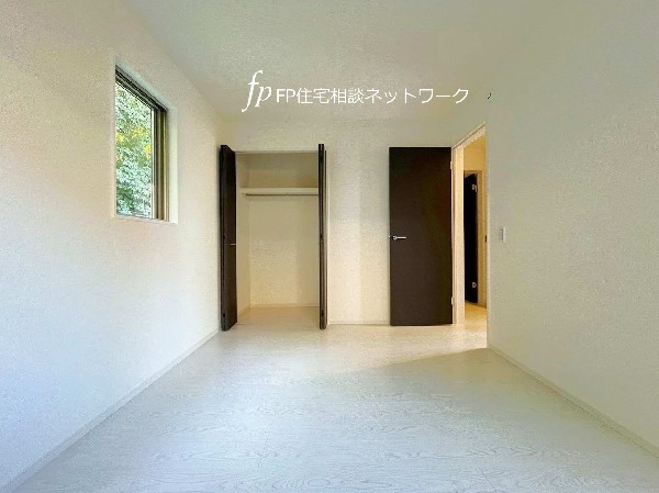 全室2面採光の2階居室部分は、いつも明るく開放的な空間。ナチュラルなフローリングとシンプルな壁紙で清潔感あるお部屋。各部屋にクローゼット完備しています。