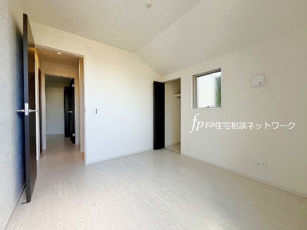 バルコニーからの日差しを長時間受ける事が出来る、暖かい2面採光のお部屋です。クローゼットの完備で収納スペースも十分。学習デスクやベッドの配置もラクラクです。