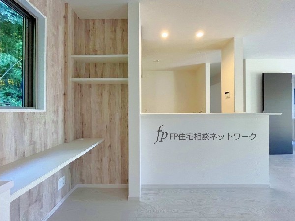 対面キッチンから見えるところにカウンター席を設置しました。お子さまが勉強したり、作業台として使ったり、様々な用途に利用できます。日差しがリビングの隅々までしっかりと届く明るい空間です。