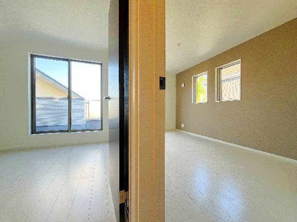 2面採光でお部屋の隅々まで明るい印象の居室。おひさまの光を、爽やかな風をたっぷりと取り込めます。居室内はいつも明るいので、毎日の生活も自然と明るくなりますね。