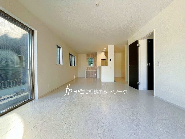 大切な家族が集まるからこそLDKにはこだわりたい。日当たりのよい広いLDKを、子供たちが元気に走り回っている姿を見た時「広い家にして良かった」と思う。