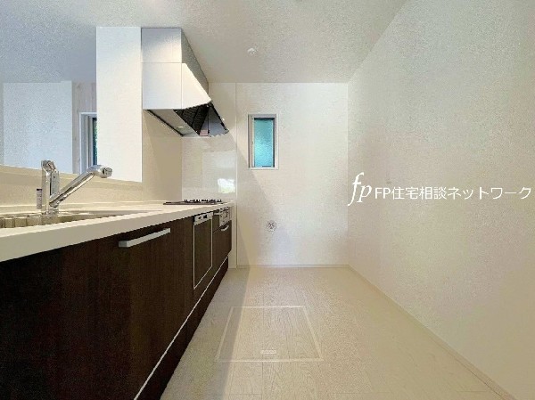 新しいキッチンは食事の支度も楽しく出来る。お手伝いをしてくれるお子様と並びながら準備や片付けが出来るキッチンは、ご家族のコミュニケーションを育む場として活躍します。