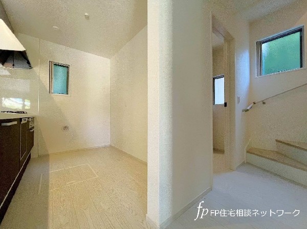 毎日使うキッチンが綺麗で清潔ならお料理を作るのも楽しくなりますよね。機能性とデザイン性を兼ね備えた嬉しいキッチン。食器洗乾燥機付きで後片付けもラクラク。環境にもママの手にも優しい設備です。