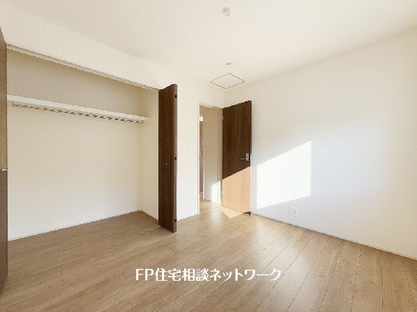 全居室には大型の収納クローゼットを完備。普段使いのお洋服や小物はもちろん、季節物のお洋服などもしっかりと整理整頓出来る。居室空間を隅々まで使えるのが嬉しい。