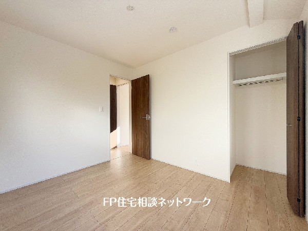 深いやすらぎへと誘う主寝室。約7帖のゆとりの広さと、落ち着いた内装仕様でプライベートな時間を心豊かにお過ごしいただけるように配慮。