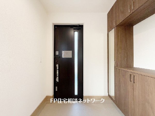 玄関ホールがスッキリ広々としていると帰る時も出ていく時も気持ちが良い。来客を出迎える玄関が綺麗ならその家の印象が良くなる。