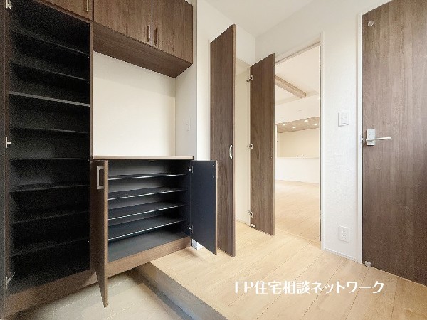 散らかりがちな玄関をスッキリと保てる玄関収納は、家の中に入る時一番最初に目に付く場所だからこだわりたい。落ち着いた色目が、室内のカラーやデザインと調和。