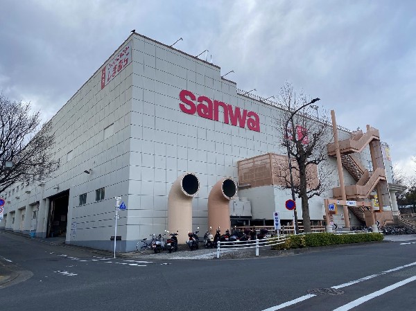 周辺環境:スーパー三和　稲城店(食べ盛りのお子様がいらっしゃるご家庭の強い味方、魅力の量・価格のスーパーが近くにあると、とても心強いです。)