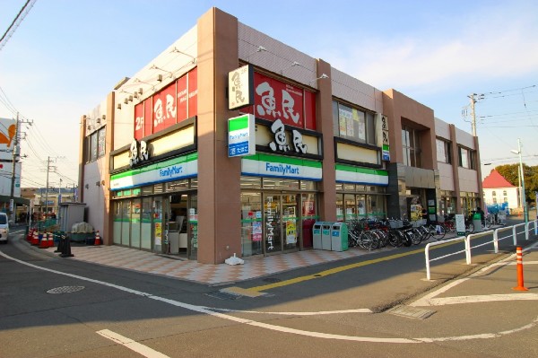 周辺環境:ファミリーマート稲城長沼駅前店(コンビニが近いのは何かと助かります。いまや買物だけではなく、行政、銀行、民間サービス等、日常生活に深く関係する最重要施設。)