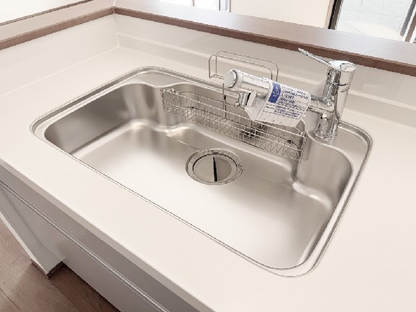 同仕様設備：浄水器一体型水栓　スタイリッシュな、浄水器一体型水栓です。水栓にシャワーホースと浄水器を内蔵し、カルキ臭など軽減。シャワーヘッドを引き出すことで、広いシンクのお手入れもラクラク。