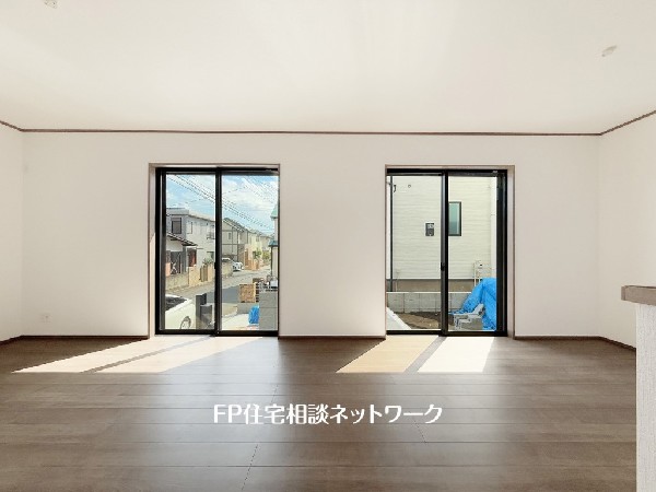 南に大きく面した掃出し窓から光が降りそそぐ開放的なリビング。大きな窓からは、太陽の光はもちろん、爽やかな風が吹き抜けます。快適で心地の良い空間を演出してくれます。