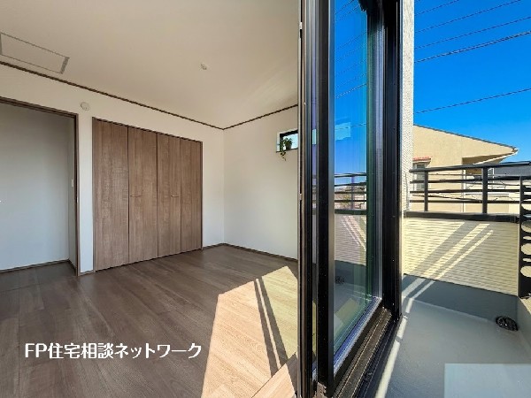 大きな窓で日差しを長時間受ける事が出来る暖かいお部屋です。もちろんペアガラスで、遮音性にも優れ、結露も発生しにくい構造。