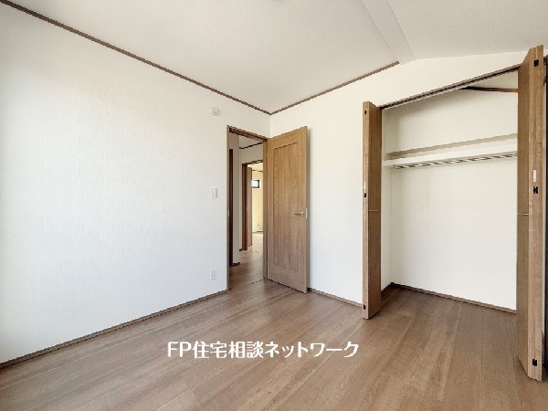 収納力が豊富な大型クローゼット。普段着やスーツはもちろんのこと、コート類などもしっかり掛けられます。奥行きもあり、部屋がスッキリしますね。