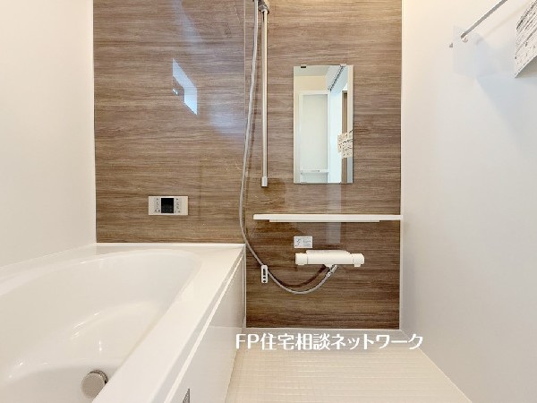 ゆったり入れる一坪バス。足を伸ばして入れるサイズは一日の疲れを癒すのに嬉しい広さ。お子様と一緒の入浴でも充分な広さです。