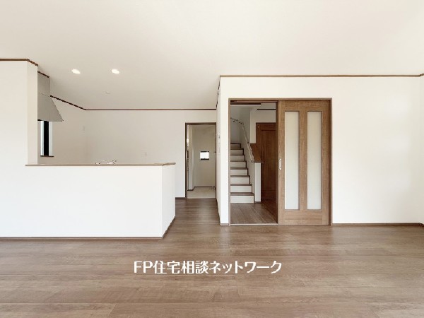 想像以上の質感が訪れる者の心を離さない。フローリング素材、窓の配置、壁面タイル、カラーバランス、どれをとってもワンランク上の仕上がり。