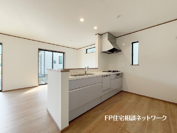 リビングで遊ぶお子様を見守りながらお料理が出来る対面式カウンターキッチンは、料理をしながらご家族との会話を楽しめます。毎日のお料理も楽しくなりますね。