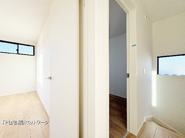 ウォークインクローゼット　衣類を多くお持ちの方には嬉しい間取り。収納力だけではなく、綺麗に見やすく整理できるので、着たい洋服を見つけやすい。