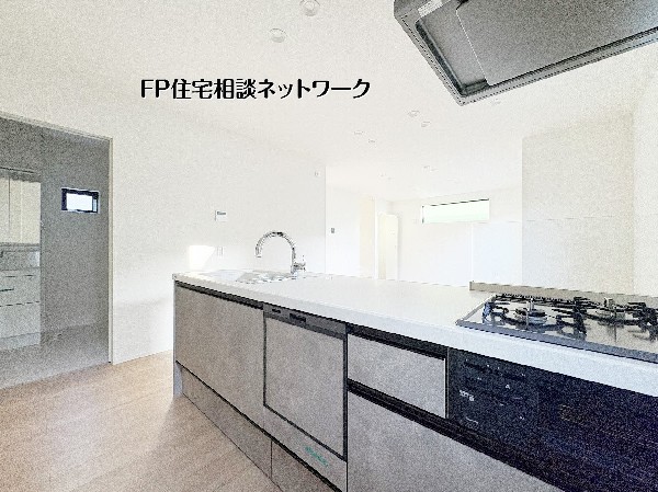 床暖房　足元をじんわり温めてくれる床暖房。空気や肌を乾燥させることが少なく、ホコリや花粉などを舞い上げることもないので空気をクリーンに保ちます。