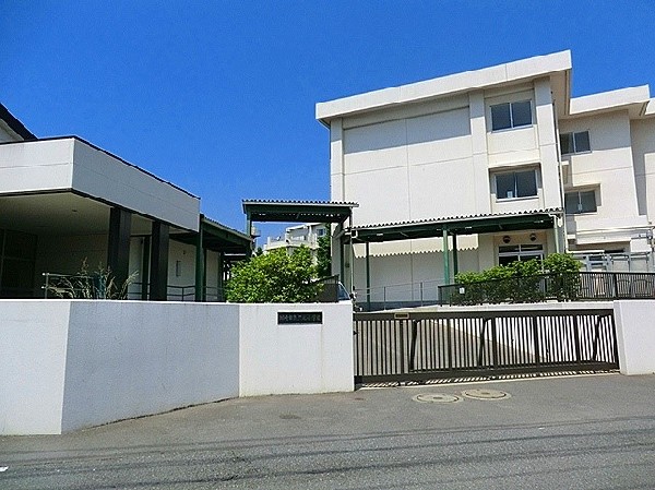 周辺環境:久地小学校(各学年5～6クラスあり、全校生徒は1100人越えのマンモス校。)