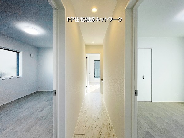 左右に居室が配置された無駄のない間取り。明るい廊下が心地よく、家族それぞれのプライベート空間へ自然にアクセスできます。生活動線もスムーズです。