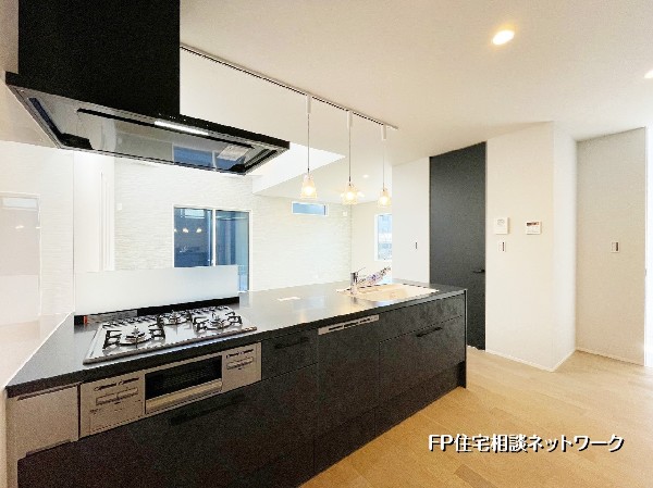 空間になじむ直線的なデザインが魅力のキッチン。手元が明るい照明計画で、料理や片付けがより快適に。家事が自然とはかどる配置です。