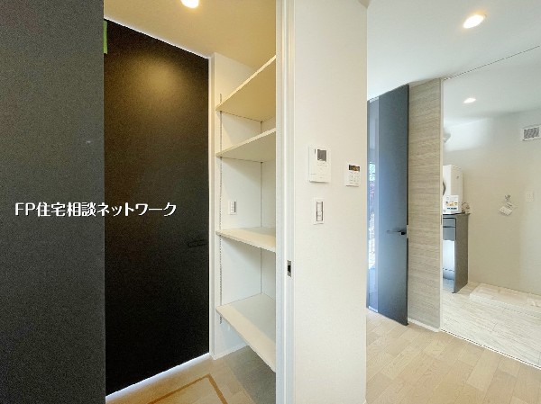 パントリー・洗面所・キッチンが一直線につながる便利な家事動線。毎日の料理や洗濯がスムーズに進み、時間にゆとりが生まれる使い勝手の良い間取りです。