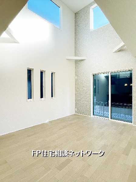 大きな吹抜けが開放感を生み出すLDK。高窓から柔らかな光が差し込み、明るく心地よい空間に。家族が自然と集まる魅力的なリビングです。