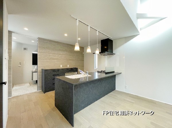 開放感のあるオープンキッチンが魅力。家事をしながらリビング全体を見渡せ、家族との会話も弾みます。スタイリッシュなデザインで毎日の料理が楽しくなる空間です。