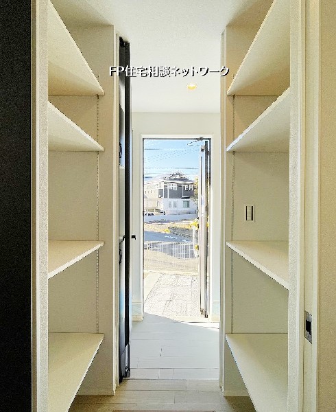 玄関直結の便利な収納スペース。日用品やアウター、小物類をすぐにしまえて動線も快適。帰宅後の片付けがスムーズにできる使い勝手の良さが魅力です。
