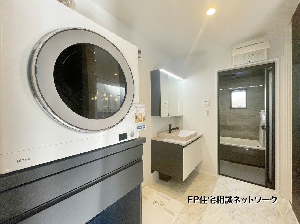 人気の“乾太くん”付きで家事効率が大幅アップ。ゆとりある広めの洗面所は、朝の支度や洗濯動線もスムーズ。毎日の家事が快適になる空間です。