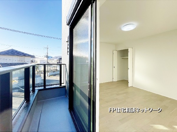 外観:開放感のあるバルコニーと、明るく広々とした居室が魅力。クローゼットも備わり収納力も十分です。心地よい陽光を感じながら、快適な暮らしを実現できます。