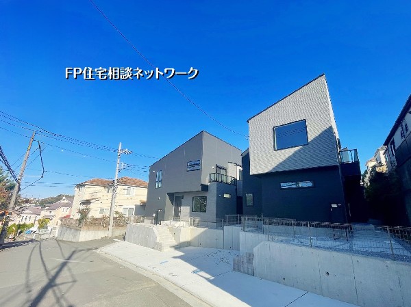 外観:区画整理された落ち着いた分譲地の一画。前面道路が広く車の出入りもスムーズ。低層住宅が広がる穏やかな住環境で、伸びやかな暮らしが叶います。