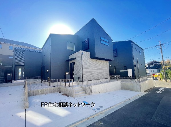 外観:陽当たり良好な新築分譲地。広い前面道路で車の出入りもスムーズ。区画整理された綺麗な街並みに建つ、黒を基調としたスタイリッシュな外観が魅力です。