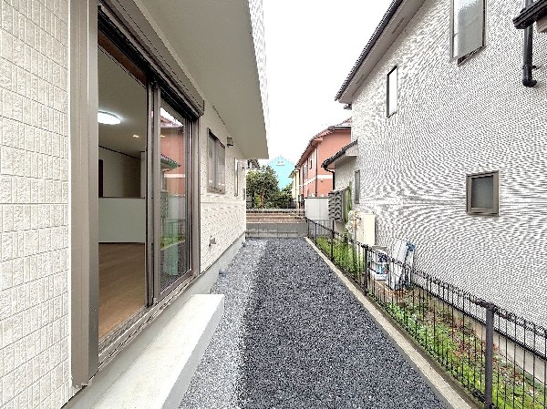 外観:住まいに陽当りと潤いをもたらす、広いお庭があります。成長する樹木に見守られ、家族の物語が始まります。広いため、どんなお庭にしていくか、お子様のプール遊び、ガーデニングなど、幅広く楽しめます。