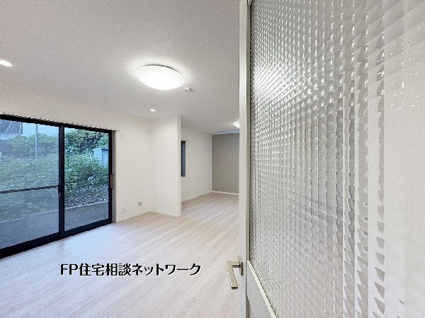 リビングへの入り口には、光を優しく透かすチェッカーガラス入りのドアを採用。アンティーク調のデザインが空間の素敵なアクセントになり、家族が集まる場所をより一層おしゃれで温かみのある雰囲気に演出します。