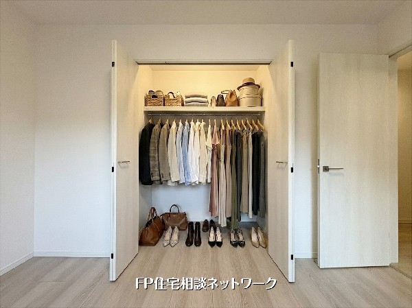 【2階洋室7帖】  本画像はAIがCGで衣類を作成しており、実際の現地に衣類は設置されておりません。また、販売価格に衣類等は含まれておりません。