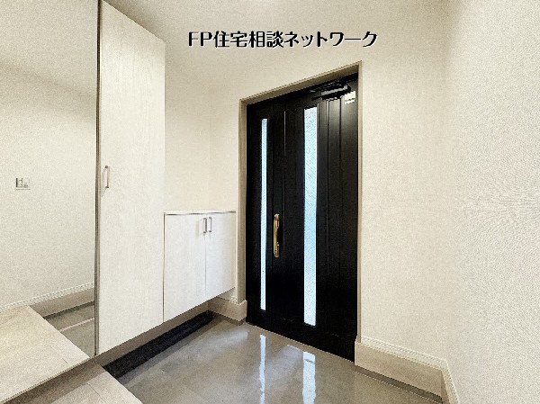 温水洗浄便座　ウォシュレット、暖房便座機能付のトイレです。従来型に比べ節水効果があり、お手入れもしやすい。